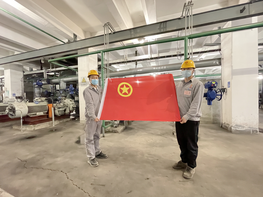 与团旗合影_副本.jpg