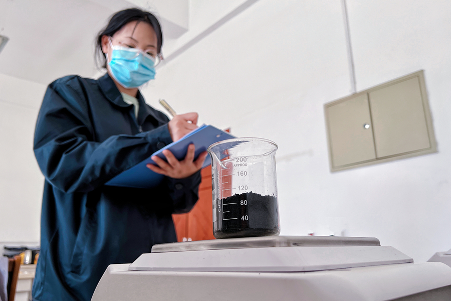 1：质检中心职工称取煤样盘算群集密度.jpg